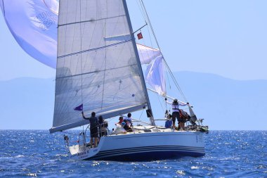 Bodrum, Hindi. 27 Nisan 2024: Ege Denizi 'nin mavi sularında, ünlü tatil beldesi Bodrum' un kıyılarında yelkenliler rüzgarlı havada yelken açıyor.