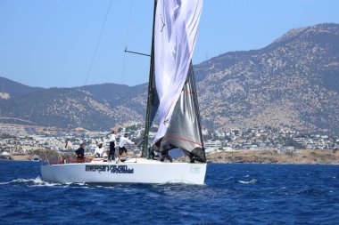 Bodrum, Hindi. 27 Nisan 2024: Ege Denizi 'nin mavi sularında, ünlü tatil beldesi Bodrum' un kıyılarında yelkenliler rüzgarlı havada yelken açıyor.