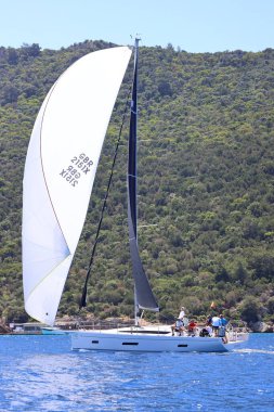 Bodrum, Hindi. 27 Nisan 2024: Ege Denizi 'nin mavi sularında, ünlü tatil beldesi Bodrum' un kıyılarında yelkenliler rüzgarlı havada yelken açıyor.