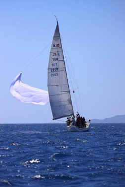 Bodrum, Hindi. 27 Nisan 2024: Ege Denizi 'nin mavi sularında, ünlü tatil beldesi Bodrum' un kıyılarında yelkenliler rüzgarlı havada yelken açıyor.