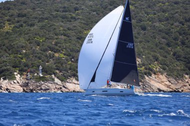 Bodrum, Hindi. 27 Nisan 2024: Ege Denizi 'nin mavi sularında, ünlü tatil beldesi Bodrum' un kıyılarında yelkenliler rüzgarlı havada yelken açıyor.