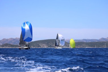 Bodrum, Hindi. 27 Nisan 2024: Ege Denizi 'nin mavi sularında, ünlü tatil beldesi Bodrum' un kıyılarında yelkenliler rüzgarlı havada yelken açıyor.