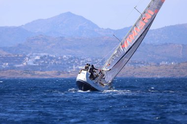 Bodrum, Hindi. 27 Nisan 2024: Ege Denizi 'nin mavi sularında, ünlü tatil beldesi Bodrum' un kıyılarında yelkenliler rüzgarlı havada yelken açıyor.