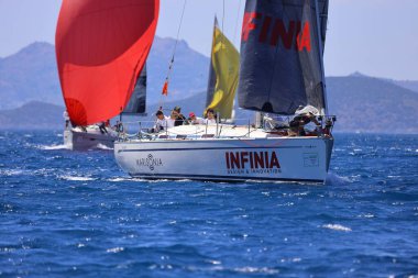 Bodrum, Hindi. 27 Nisan 2024: Ege Denizi 'nin mavi sularında, ünlü tatil beldesi Bodrum' un kıyılarında yelkenliler rüzgarlı havada yelken açıyor.