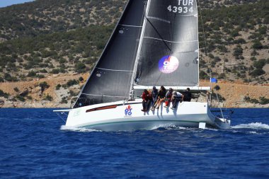 Bodrum, Hindi. 27 Nisan 2024: Ege Denizi 'nin mavi sularında, ünlü tatil beldesi Bodrum' un kıyılarında yelkenliler rüzgarlı havada yelken açıyor.