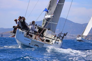 Bodrum, Hindi. 27 Nisan 2024: Ege Denizi 'nin mavi sularında, ünlü tatil beldesi Bodrum' un kıyılarında yelkenliler rüzgarlı havada yelken açıyor.