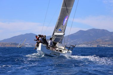 Bodrum, Hindi. 27 Nisan 2024: Ege Denizi 'nin mavi sularında, ünlü tatil beldesi Bodrum' un kıyılarında yelkenliler rüzgarlı havada yelken açıyor.