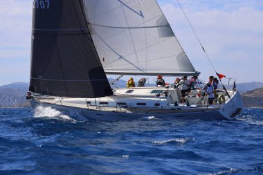 Bodrum, Hindi. 27 Nisan 2024: Ege Denizi 'nin mavi sularında, ünlü tatil beldesi Bodrum' un kıyılarında yelkenliler rüzgarlı havada yelken açıyor.