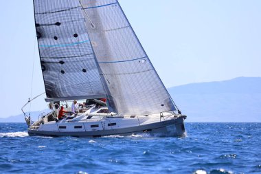 Bodrum, Hindi. 27 Nisan 2024: Ege Denizi 'nin mavi sularında, ünlü tatil beldesi Bodrum' un kıyılarında yelkenliler rüzgarlı havada yelken açıyor.