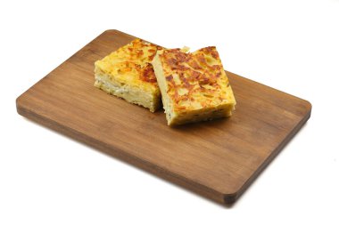 Mutfak tepsisinde otlu fırında pişmiş Borek peynirli turta dilimleri. Beyaz arka plan. Üst Manzara. Boşluğu kopyala