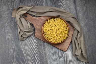 Tahta masadaki İtalyan yemekleri arka planı. Üst görünüm.