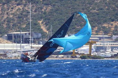 Bodrum, Hindi. 25 Mayıs 2024: Yelkenliler Ege Denizi 'nin mavi sularında, ünlü tatil beldesi Bodrum' un kıyılarında rüzgarlı havada yelken açıyor..