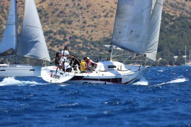 Bodrum, Hindi. 25 Mayıs 2024: Yelkenliler Ege Denizi 'nin mavi sularında, ünlü tatil beldesi Bodrum' un kıyılarında rüzgarlı havada yelken açıyor..