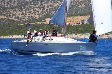 Bodrum, Hindi. 25 Mayıs 2024: Yelkenliler Ege Denizi 'nin mavi sularında, ünlü tatil beldesi Bodrum' un kıyılarında rüzgarlı havada yelken açıyor..