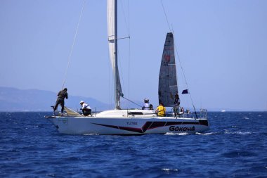 Bodrum, Hindi. 25 Mayıs 2024: Yelkenliler Ege Denizi 'nin mavi sularında, ünlü tatil beldesi Bodrum' un kıyılarında rüzgarlı havada yelken açıyor..