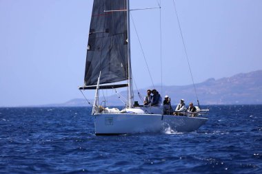 Bodrum, Hindi. 25 Mayıs 2024: Yelkenliler Ege Denizi 'nin mavi sularında, ünlü tatil beldesi Bodrum' un kıyılarında rüzgarlı havada yelken açıyor..