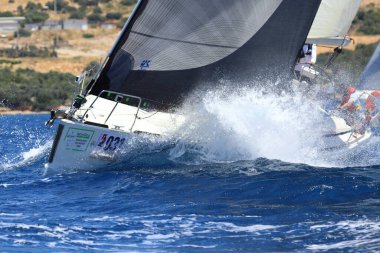 Bodrum, Hindi. 25 Mayıs 2024: Yelkenliler Ege Denizi 'nin mavi sularında, ünlü tatil beldesi Bodrum' un kıyılarında rüzgarlı havada yelken açıyor..