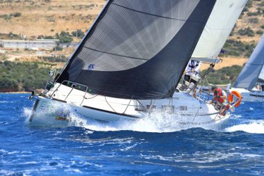 Bodrum, Hindi. 25 Mayıs 2024: Yelkenliler Ege Denizi 'nin mavi sularında, ünlü tatil beldesi Bodrum' un kıyılarında rüzgarlı havada yelken açıyor..