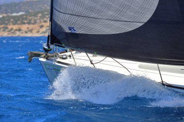 Bodrum, Hindi. 25 Mayıs 2024: Yelkenliler Ege Denizi 'nin mavi sularında, ünlü tatil beldesi Bodrum' un kıyılarında rüzgarlı havada yelken açıyor..