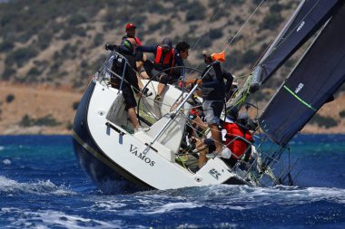 Bodrum, Hindi. 25 Mayıs 2024: Yelkenliler Ege Denizi 'nin mavi sularında, ünlü tatil beldesi Bodrum' un kıyılarında rüzgarlı havada yelken açıyor..