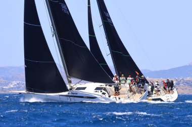 Bodrum, Hindi. 25 Mayıs 2024: Yelkenliler Ege Denizi 'nin mavi sularında, ünlü tatil beldesi Bodrum' un kıyılarında rüzgarlı havada yelken açıyor..