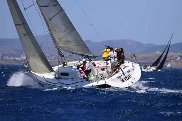 Bodrum, Hindi. 25 Mayıs 2024: Yelkenliler Ege Denizi 'nin mavi sularında, ünlü tatil beldesi Bodrum' un kıyılarında rüzgarlı havada yelken açıyor..