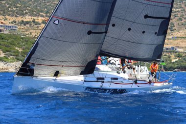 Bodrum, Hindi. 25 Mayıs 2024: Yelkenliler Ege Denizi 'nin mavi sularında, ünlü tatil beldesi Bodrum' un kıyılarında rüzgarlı havada yelken açıyor..