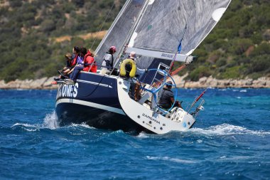 Bodrum, Hindi. 25 Mayıs 2024: Yelkenliler Ege Denizi 'nin mavi sularında, ünlü tatil beldesi Bodrum' un kıyılarında rüzgarlı havada yelken açıyor..