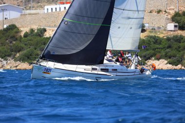 Bodrum, Hindi. 25 Mayıs 2024: Yelkenliler Ege Denizi 'nin mavi sularında, ünlü tatil beldesi Bodrum' un kıyılarında rüzgarlı havada yelken açıyor..