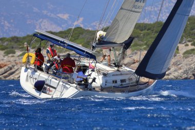 Bodrum, Hindi. 25 Mayıs 2024: Yelkenliler Ege Denizi 'nin mavi sularında, ünlü tatil beldesi Bodrum' un kıyılarında rüzgarlı havada yelken açıyor..