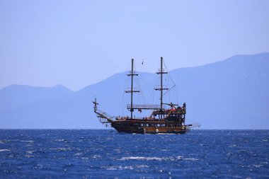 Bodrum, Hindi. 25 Mayıs 2024: Yelkenliler Ege Denizi 'nin mavi sularında, ünlü tatil beldesi Bodrum' un kıyılarında rüzgarlı havada yelken açıyor..