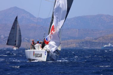 Bodrum, Hindi. 25 Mayıs 2024: Yelkenliler Ege Denizi 'nin mavi sularında, ünlü tatil beldesi Bodrum' un kıyılarında rüzgarlı havada yelken açıyor..