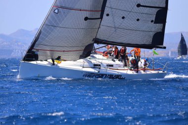 Bodrum, Hindi. 25 Mayıs 2024: Yelkenliler Ege Denizi 'nin mavi sularında, ünlü tatil beldesi Bodrum' un kıyılarında rüzgarlı havada yelken açıyor..