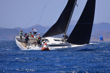 Bodrum, Hindi. 25 Mayıs 2024: Yelkenliler Ege Denizi 'nin mavi sularında, ünlü tatil beldesi Bodrum' un kıyılarında rüzgarlı havada yelken açıyor..