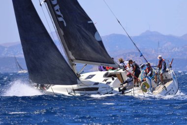 Bodrum, Hindi. 25 Mayıs 2024: Yelkenliler Ege Denizi 'nin mavi sularında, ünlü tatil beldesi Bodrum' un kıyılarında rüzgarlı havada yelken açıyor..