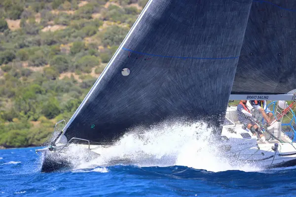 Bodrum, Hindi. 25 Mayıs 2024: Yelkenliler Ege Denizi 'nin mavi sularında, ünlü tatil beldesi Bodrum' un kıyılarında rüzgarlı havada yelken açıyor..