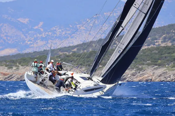 Bodrum, Hindi. 25 Mayıs 2024: Yelkenliler Ege Denizi 'nin mavi sularında, ünlü tatil beldesi Bodrum' un kıyılarında rüzgarlı havada yelken açıyor..