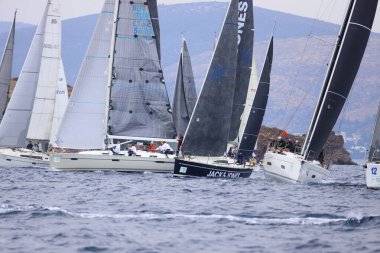 Bodrum, Hindi. 26 Mayıs 2024: Yelkenliler Ege Denizi 'nin mavi sularında, ünlü tatil beldesi Bodrum' un kıyılarında rüzgarlı havada yelken açıyorlar..