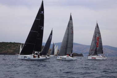 Bodrum, Hindi. 26 Mayıs 2024: Yelkenliler Ege Denizi 'nin mavi sularında, ünlü tatil beldesi Bodrum' un kıyılarında rüzgarlı havada yelken açıyorlar..