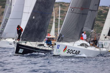 Bodrum, Hindi. 26 Mayıs 2024: Yelkenliler Ege Denizi 'nin mavi sularında, ünlü tatil beldesi Bodrum' un kıyılarında rüzgarlı havada yelken açıyorlar..