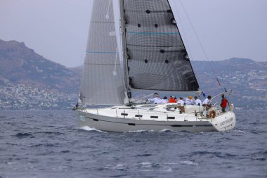 Bodrum, Hindi. 26 Mayıs 2024: Yelkenliler Ege Denizi 'nin mavi sularında, ünlü tatil beldesi Bodrum' un kıyılarında rüzgarlı havada yelken açıyorlar..