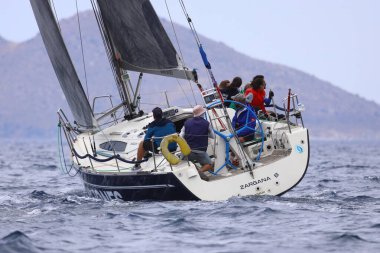 Bodrum, Hindi. 26 Mayıs 2024: Yelkenliler Ege Denizi 'nin mavi sularında, ünlü tatil beldesi Bodrum' un kıyılarında rüzgarlı havada yelken açıyorlar..