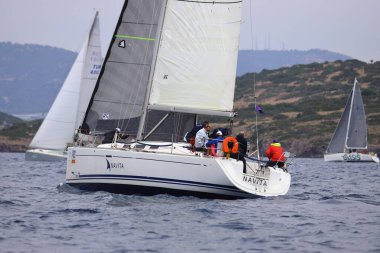 Bodrum, Hindi. 26 Mayıs 2024: Yelkenliler Ege Denizi 'nin mavi sularında, ünlü tatil beldesi Bodrum' un kıyılarında rüzgarlı havada yelken açıyorlar..