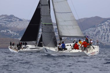 Bodrum, Hindi. 26 Mayıs 2024: Yelkenliler Ege Denizi 'nin mavi sularında, ünlü tatil beldesi Bodrum' un kıyılarında rüzgarlı havada yelken açıyorlar..