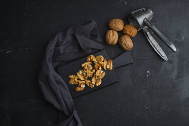 Siyah arka planda kırık ceviz ve fındıkkıran