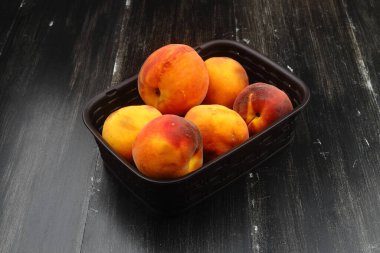 bıçak karanlık beton zemin üzerine yaprakları ile taze sulu şeftali