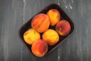 bıçak karanlık beton zemin üzerine yaprakları ile taze sulu şeftali