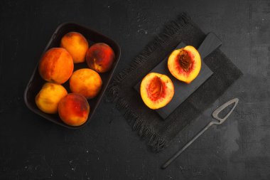 bıçak karanlık beton zemin üzerine yaprakları ile taze sulu şeftali