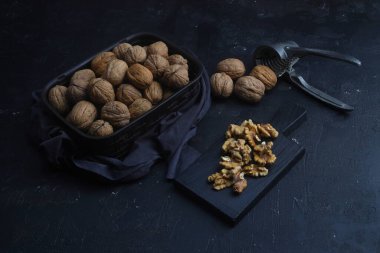 Siyah arka planda kırık ceviz ve fındıkkıran