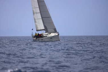 Bodrum, Hindi. 26 Mayıs 2024: Yelkenliler Ege Denizi 'nin mavi sularında, ünlü tatil beldesi Bodrum' un kıyılarında rüzgarlı havada yelken açıyorlar..